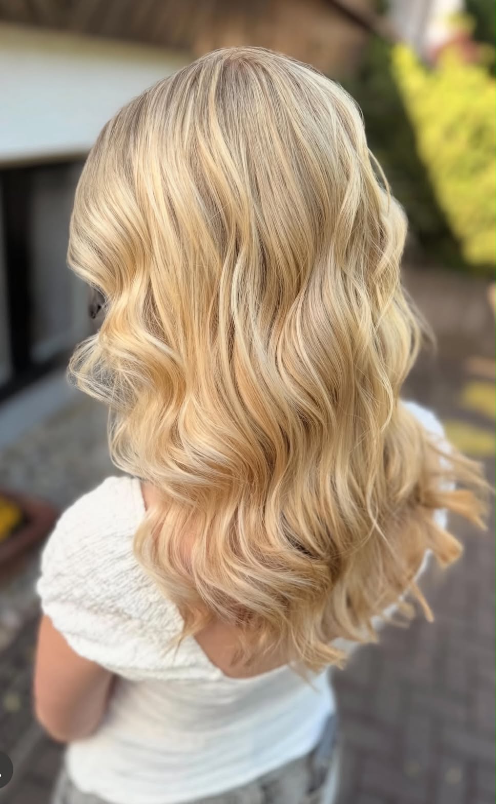Złocisty blond po stylizacji falami